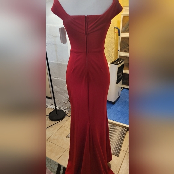 Elegant Red Off-Shoulder Evening Gown - Picture 6 of 7
